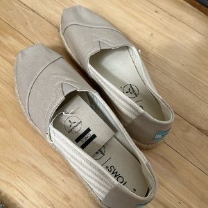 SOLD!! BRAND NEW WITH TAGS Toms size 7.5 in tan